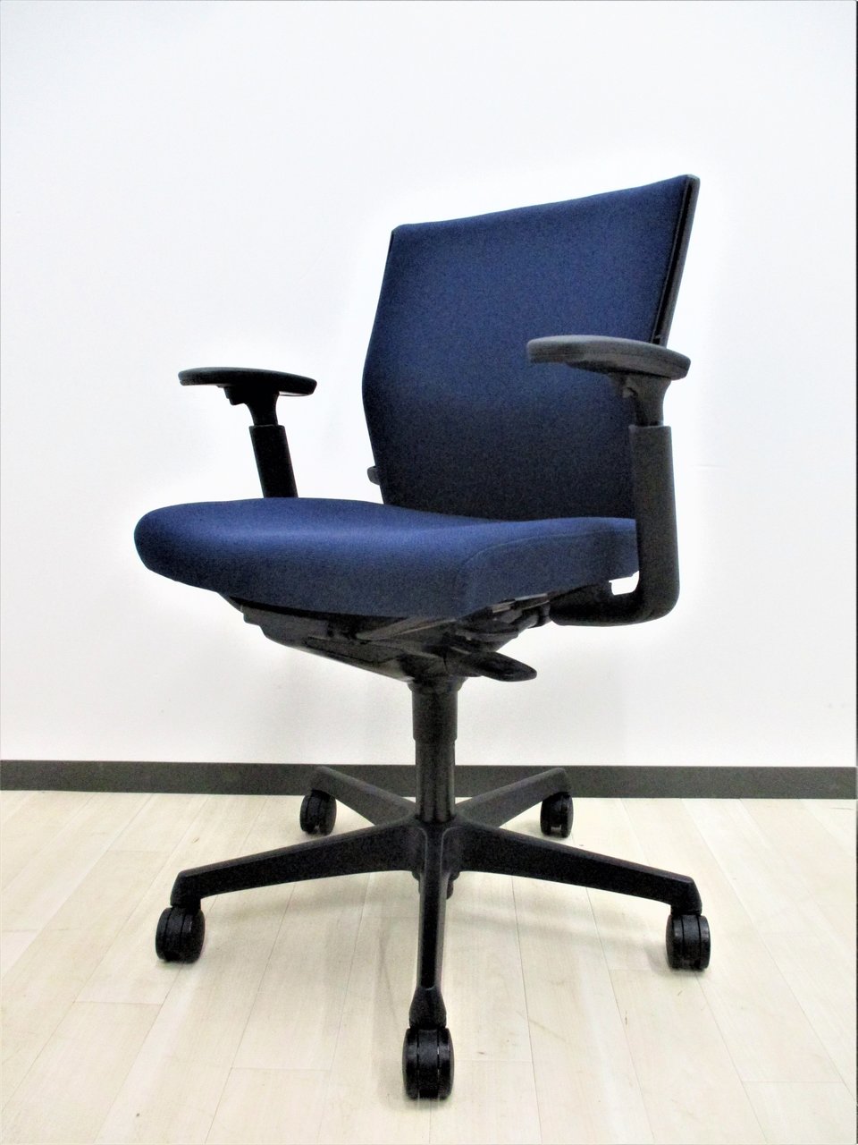 人気のオカムラチェアの入荷です！[ランバーサポート付き][可動肘]
                        エスクード（クッション） (ESCUDO)
                                    中古
            