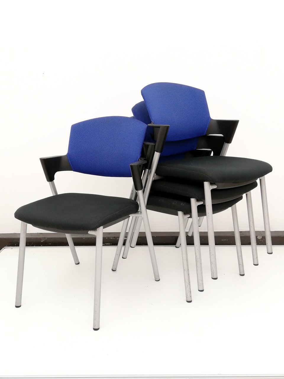 【クリーニング済】4脚セットで10％OFFまとめ買いチャンス！背もたれブルーは秋の空◆片付け楽々スタッキングチェアです！【コクヨ製】
                        プロッティ（キャスターなし） 
                                    中古
            