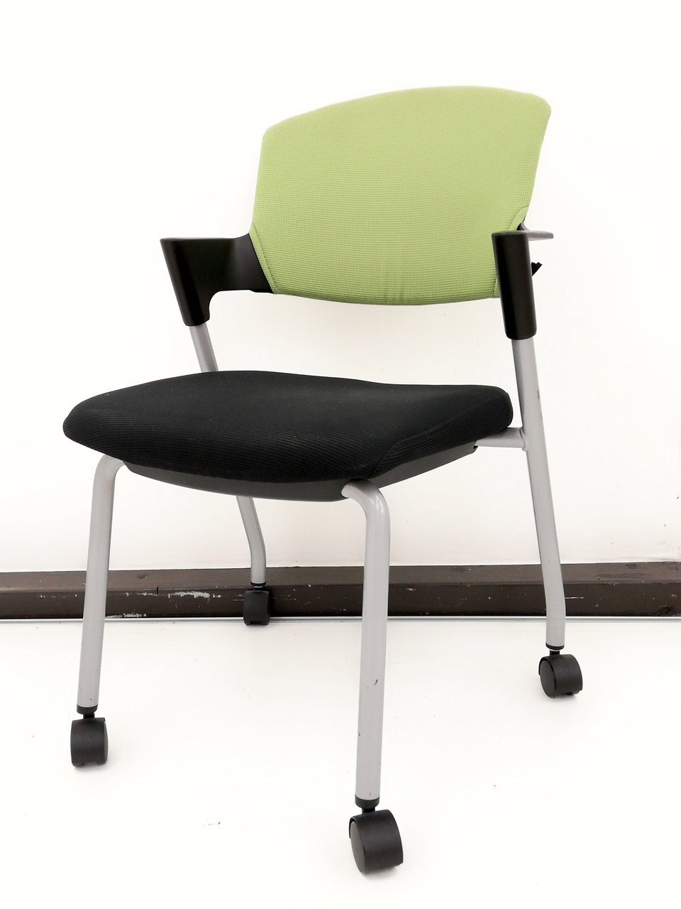 【クリーニング済】オフィスをグリーンで爽やかに◆キャスター付きスタッキングチェア入荷【コクヨ製】
                        プロッティ（キャスター付） 
                                    中古
            