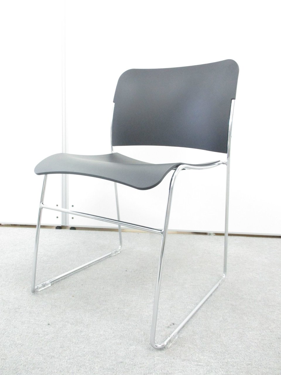 【重厚感と大人っぽさの二刀流】ブラックを基調としたスタッキングチェア【S】
                        ジータ（Gita）
                                    中古
            