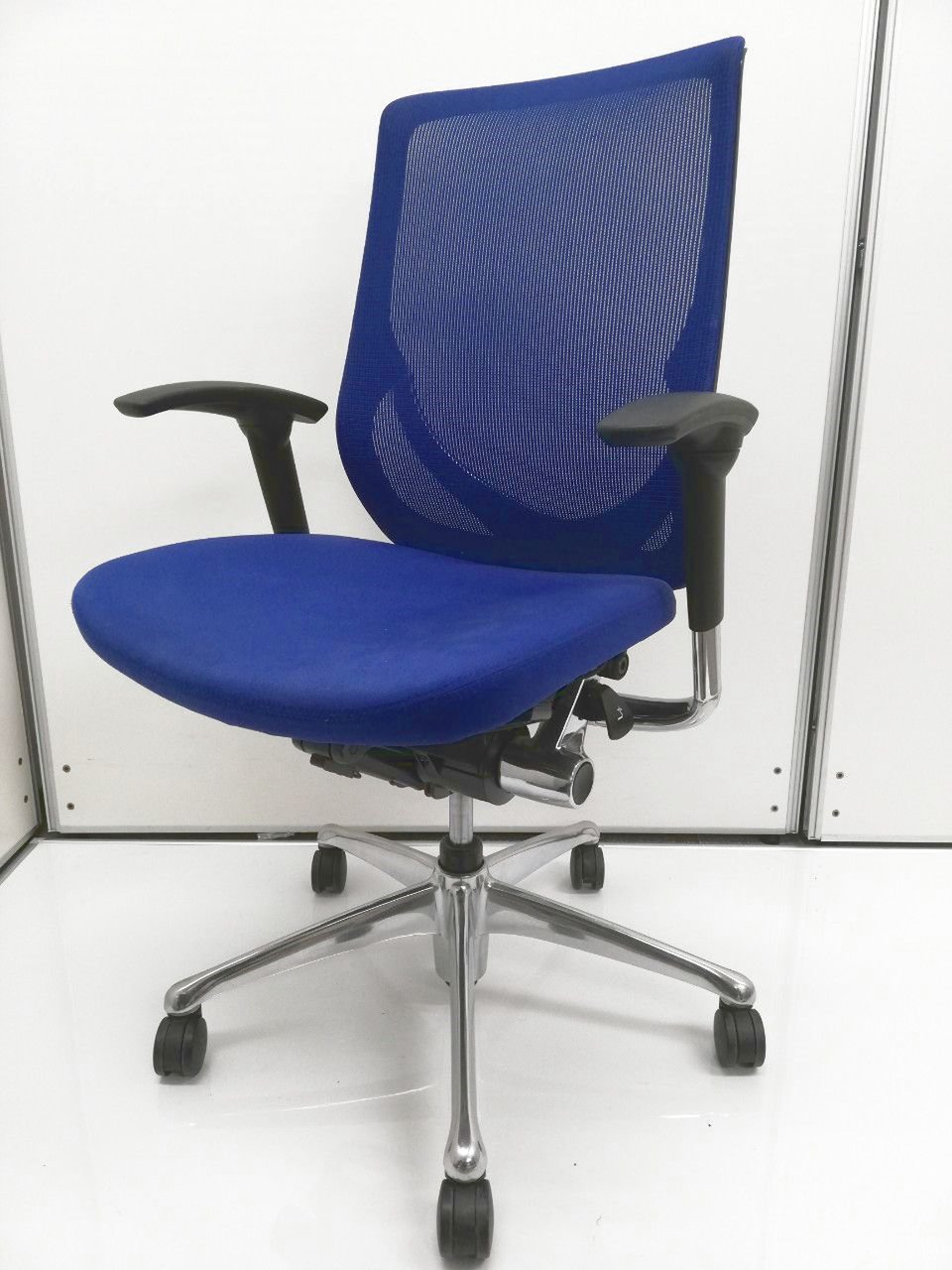 ゼファー【デザインも座り心地もよしっ！】背面がメッシュの肘付きチェアです！背面のフレームの輝きがポイントです！hi_class【クリーニング済】
                        ゼファー（クッション） 
                                    中古
            