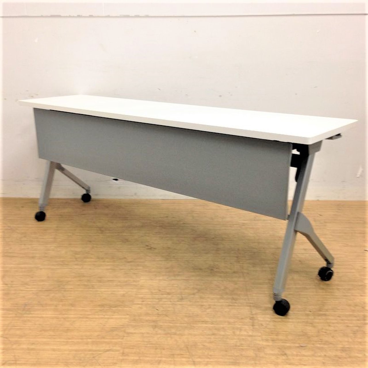 幕板付きのフラップテーブルロット入荷！！ホワイト天板で清潔感のあるオフィスシーンに！！
                        フラプター 
                                    中古
            