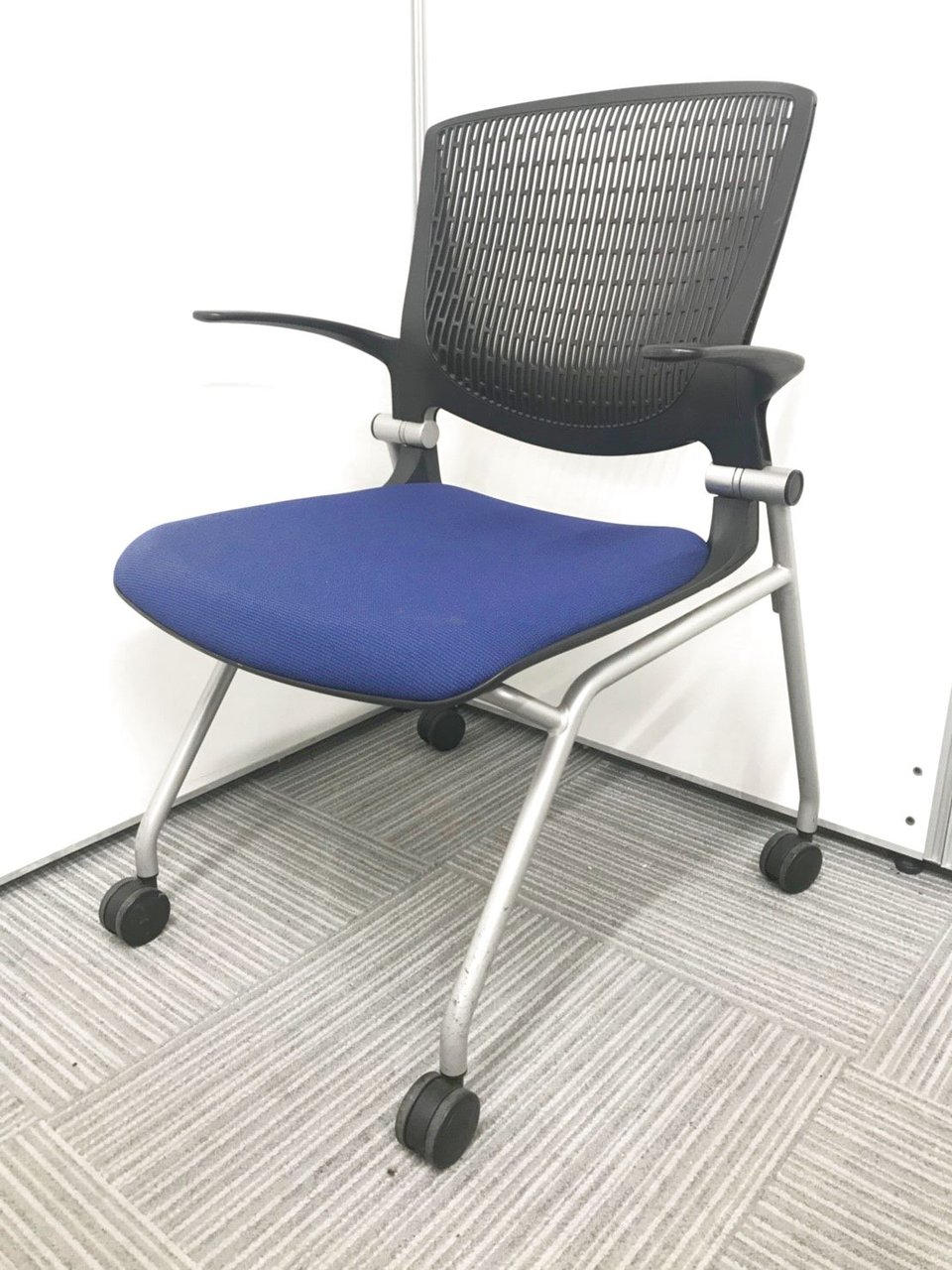 【肘に傷ありの為お安く！】使わない時は折り畳んで収納できますよ！
                        グラータ 
                                    中古
            