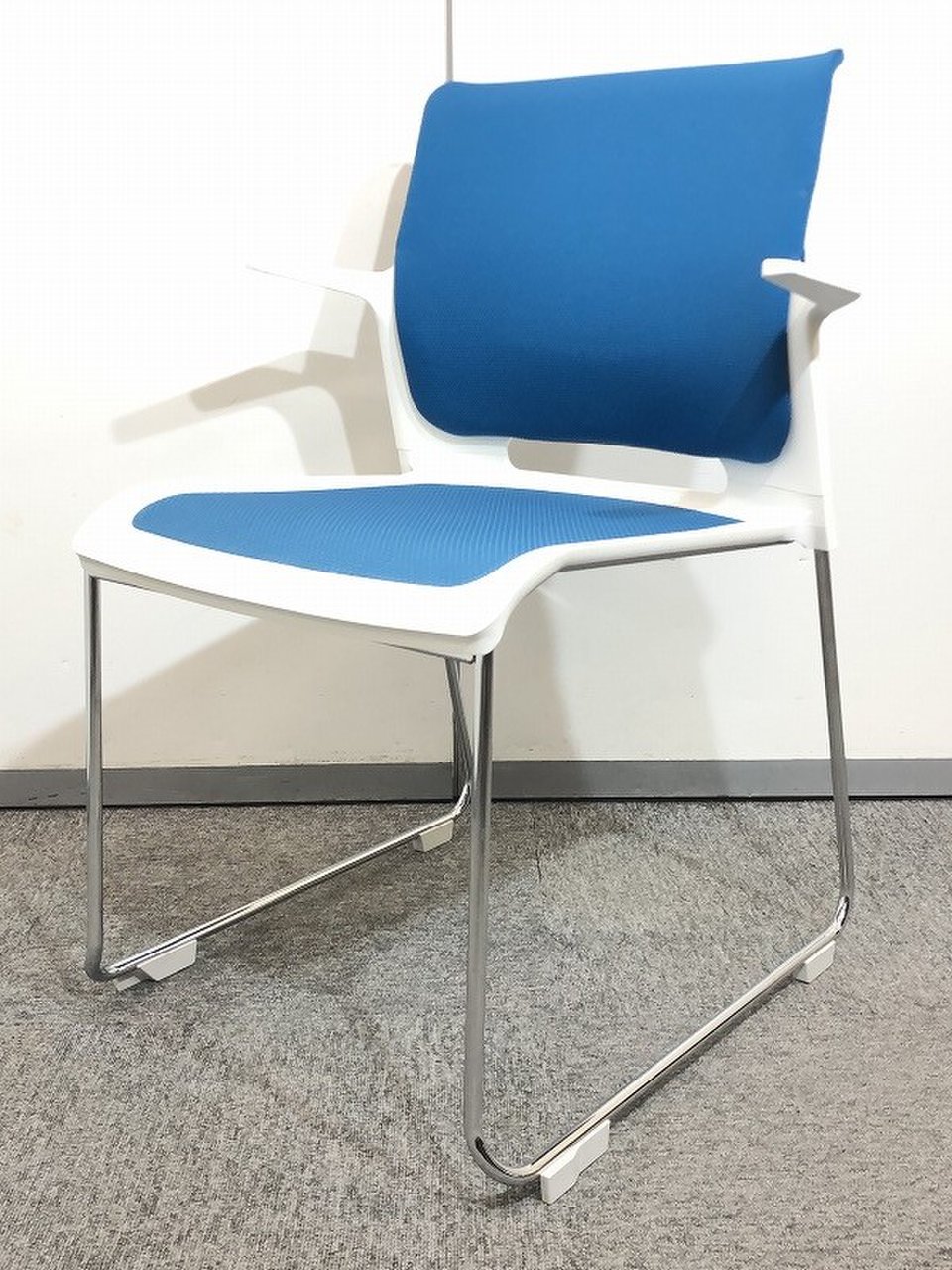 【2016年製】【状態良好品】チェアの入荷！！明るめのカラーですが、濃いブルーでもあるのでオフィス内での受けはいいでしょう！！
                        カラベル 
                                    中古
            