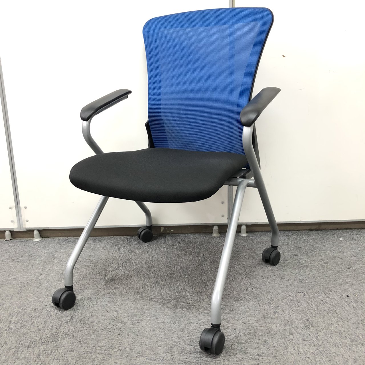 【珍しい肘付きネスティングチェア6脚入荷！】会議用に最適のミーティングチェアです
                        その他シリーズ
                                    中古
            