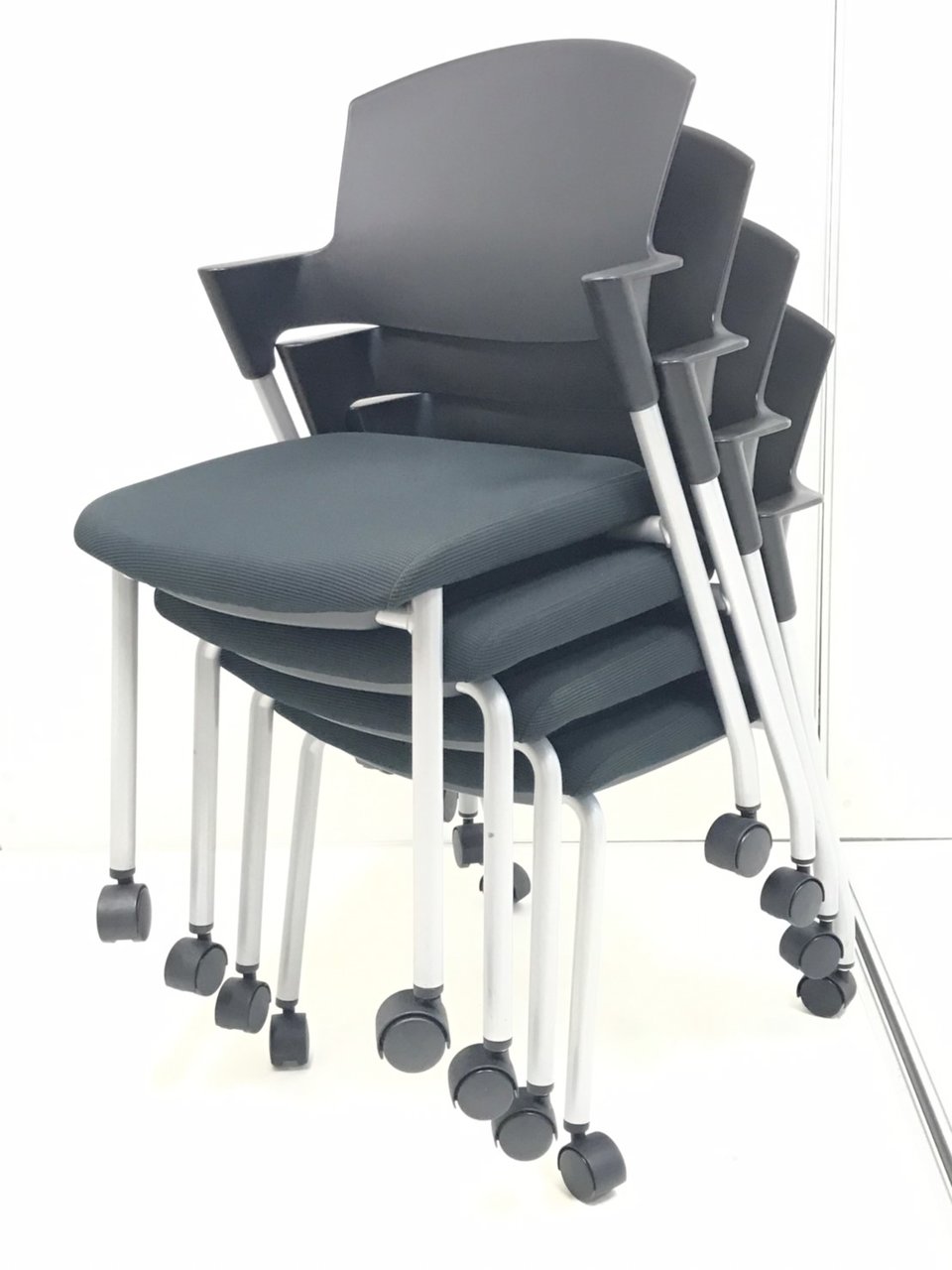 【４脚セット！】まとめて欲しい方にはこちらがお得！定番人気のスタッキングチェア！
                        プロッティ（キャスター付） 
                                    中古
            