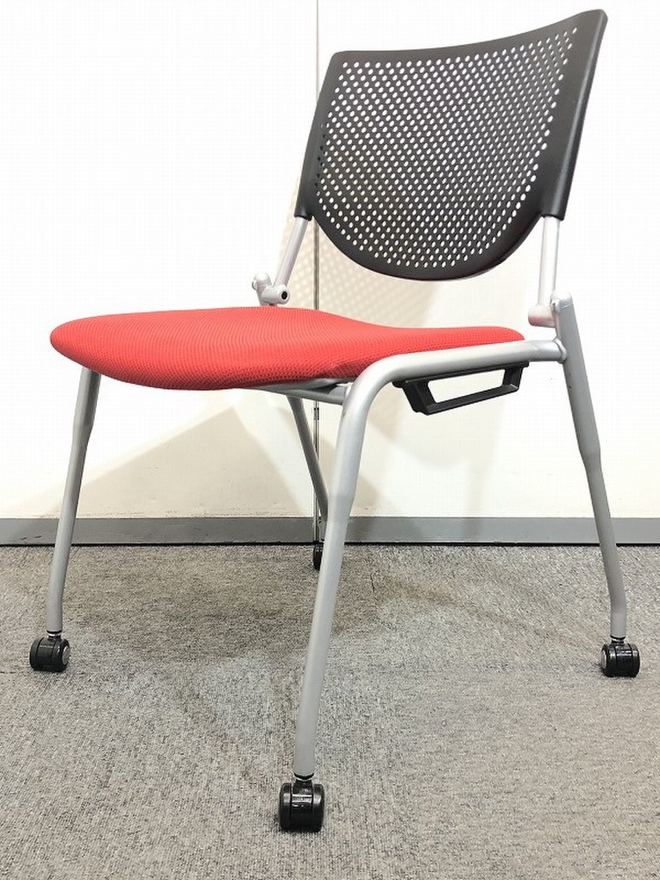 【2018年製！！】【状態良好品！！】のスタッキングチェア！鮮やかなレッドカラー！！
                        プロスタック 
                                    中古
            