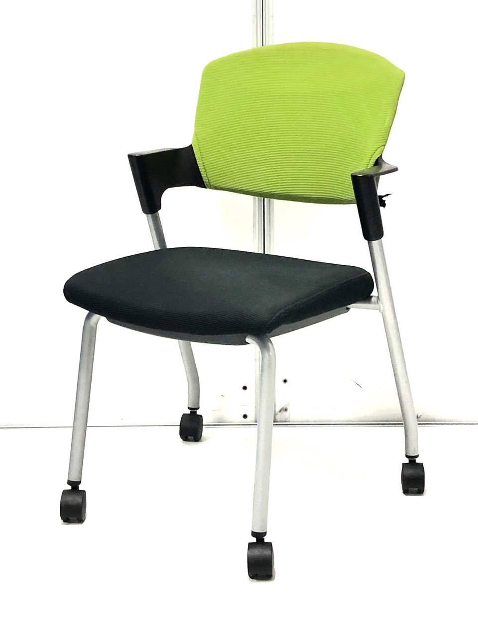 スタッキングチェアで人気のプロッティ！座面がほどよい硬さで長時間の打ち合わせも可能です！
                        プロッティ（キャスター付） 
                                    中古
            