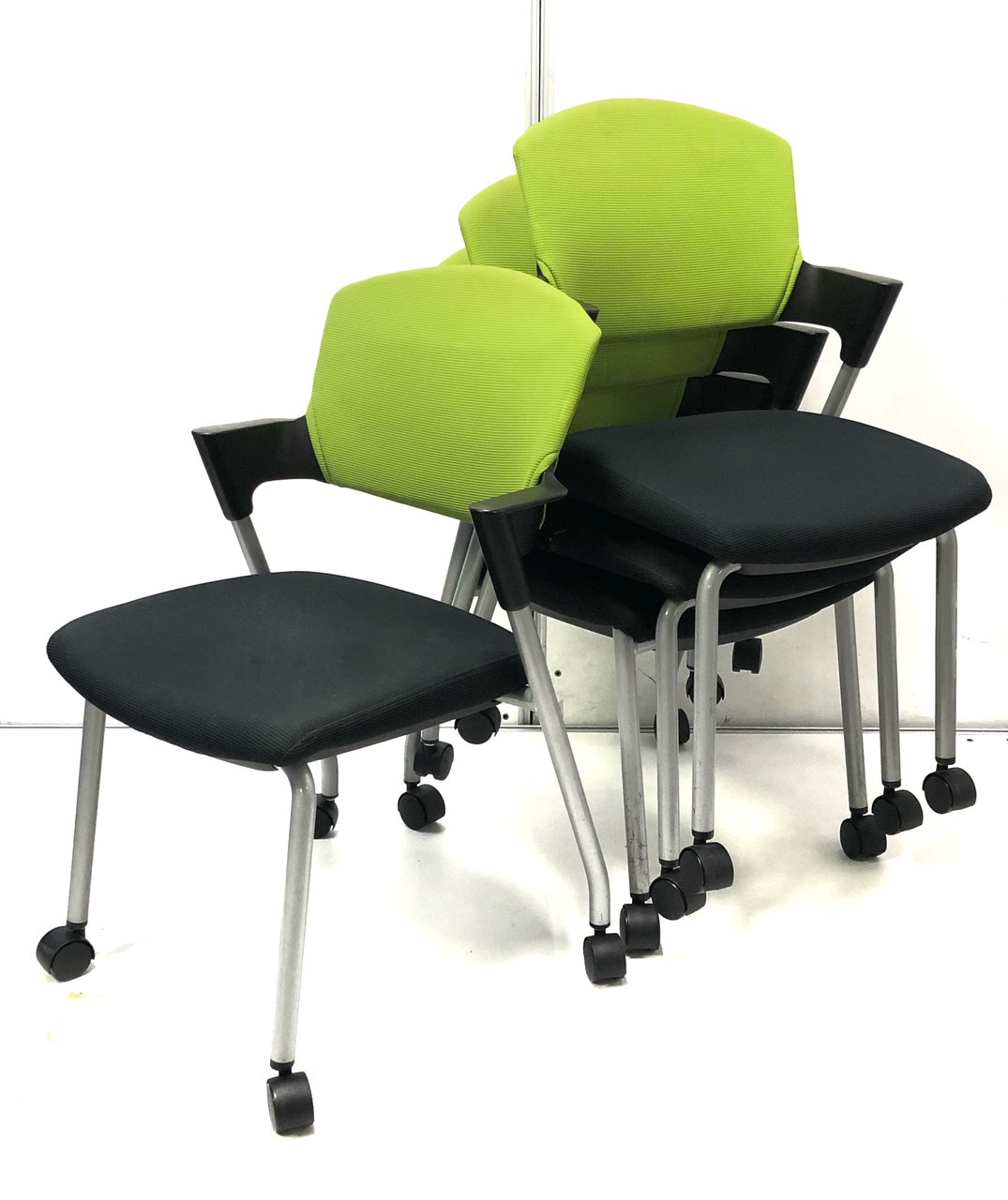 人気のプロッティ大量入荷！ライトグリーンでオフィスを明るく！【コクヨ製】【４脚セット】
                        プロッティ（キャスター付） 
                                    中古
            