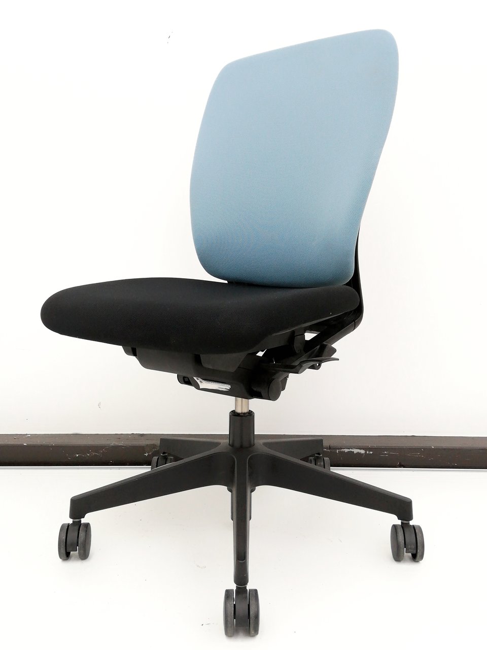 【8脚入荷】女子受けナイス！パステル系ブルーのカワイイチェア！◆やさしい気持ちになれる◆イトーキ製フルゴチェア
                        フルゴ 
                                    中古
            