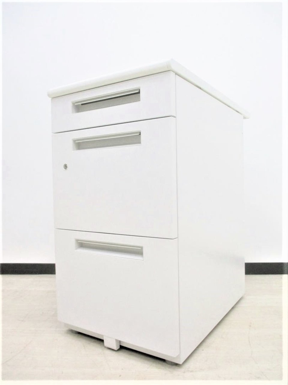 【希少なホワイト脇机】簡単なデスク増設に！100人乗っても大丈夫のメーカー！デュエナシリーズ
                        DUENA Postform 
                                    中古
            