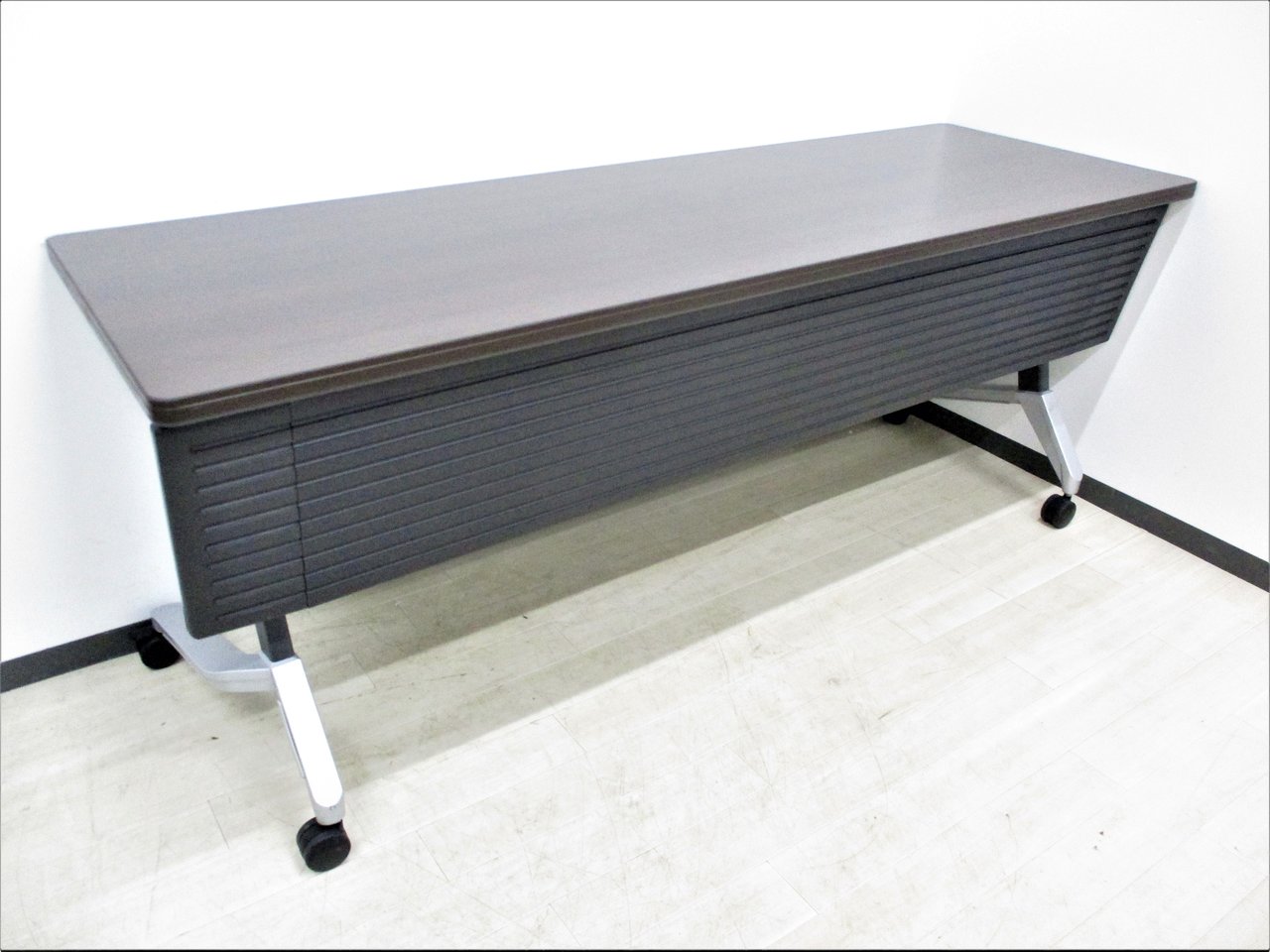 【8台限定！】ブラウンで高級感のあるテーブル！定価8万がこの価格で！
                        -
                                    中古
            