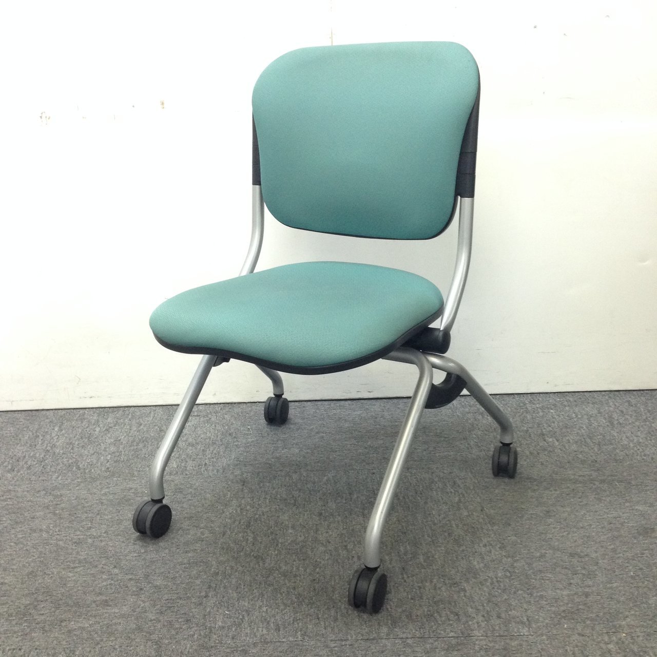 お得なセット商品も御座います！
ミーテングスペースにいかがですか｜ネスティングチェア｜トーションライン｜グリーン
                        トーションライン 
                                    中古
            