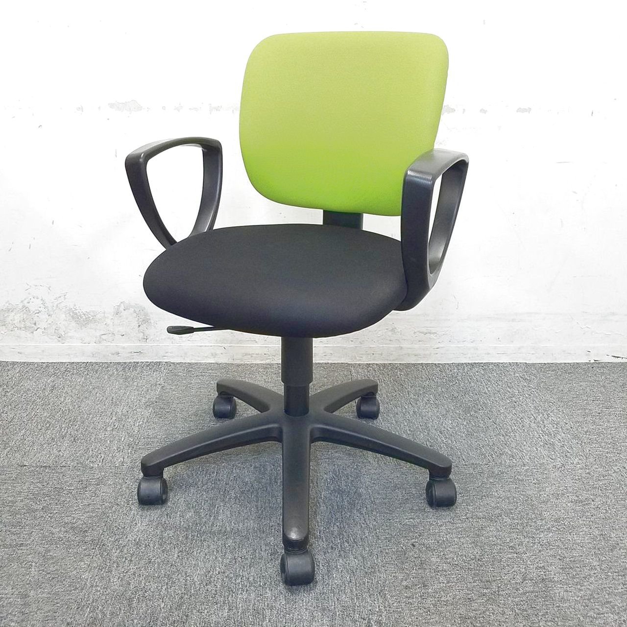 【8脚入荷！】高品質+ロープライスチェア｜シンプルなデザインでどんなオフィスでもぴったりです！中古　ＯＡチェア　肘付チェア
                        イーザ 
                                    中古
            