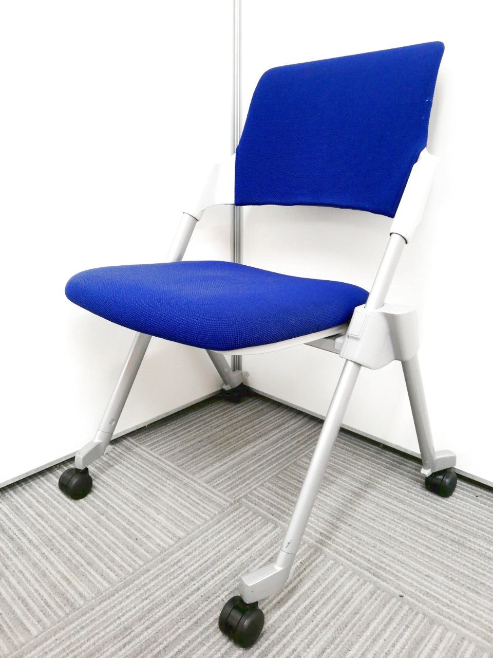 【状態重視】ミーティングや休憩スペースにオススメ！
                        アンフィ 
                                    中古
            