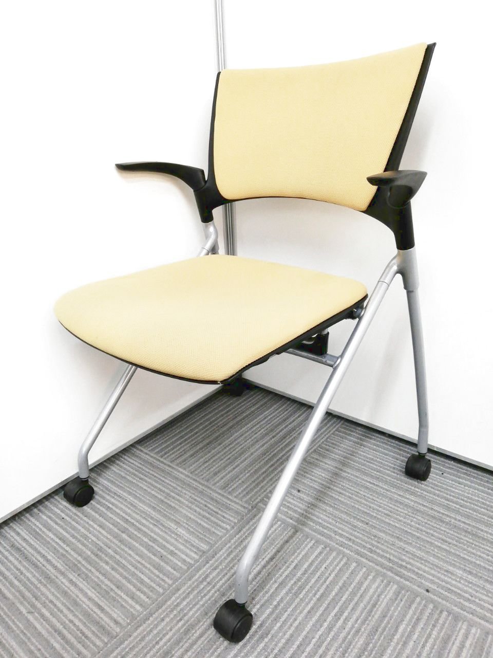 座面が畳めて横に重ねる平行スタックチェア入荷！黄色の明るいカラー！
                        マノス 
                                    中古
            