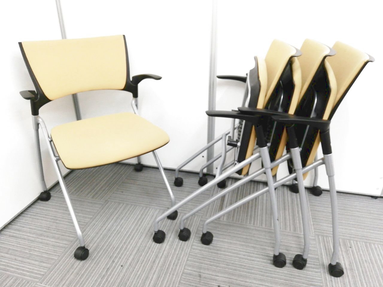 【4脚で1セット商品！】砂漠を思わせるような柔らかな色合いのサンドカラー！休憩スペースに！
                        マノス 
                                    中古
            