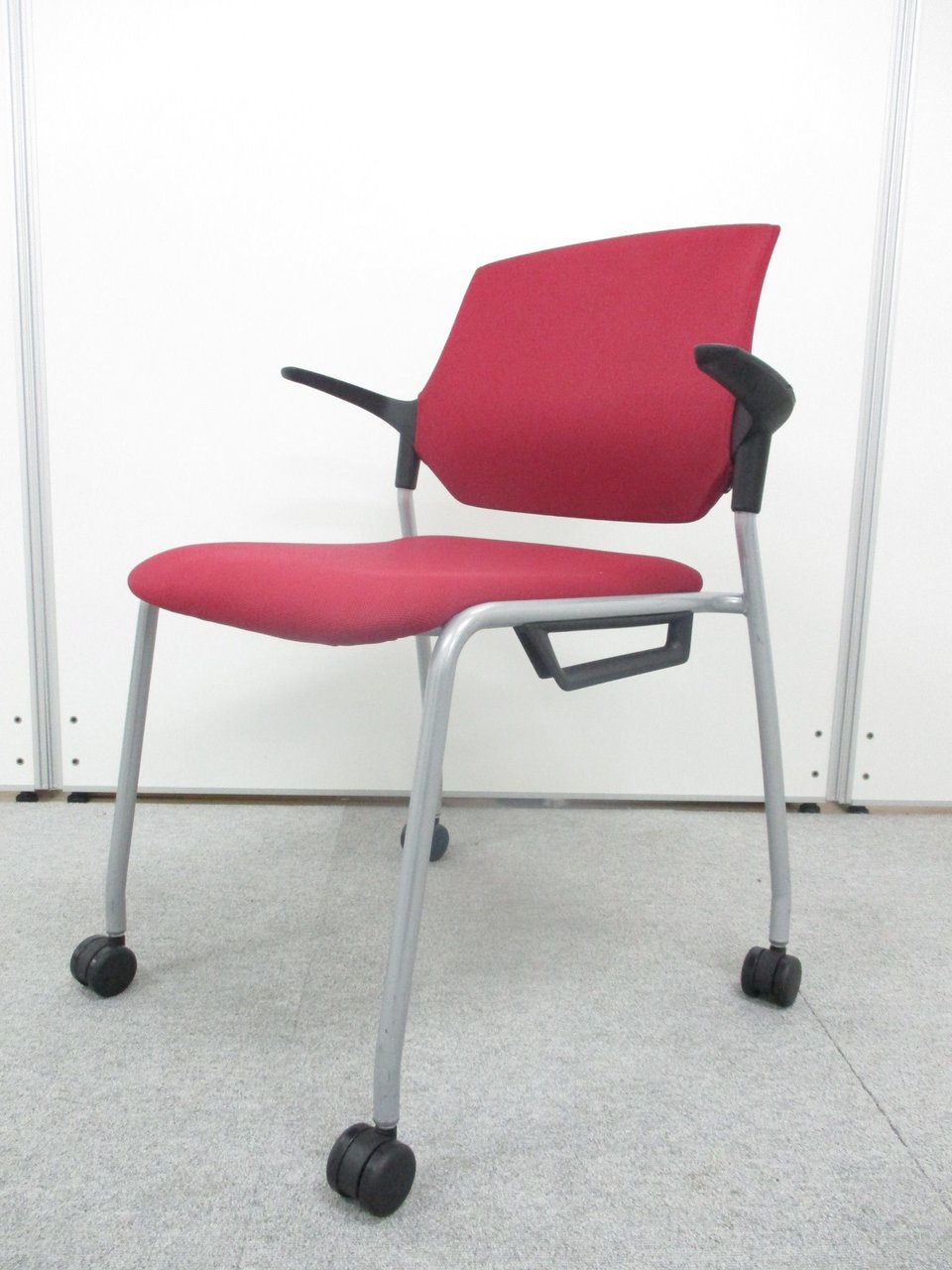 移動が楽なキャスター付き【重ねて保管可能】
                        ステンザ 
                                    中古
            