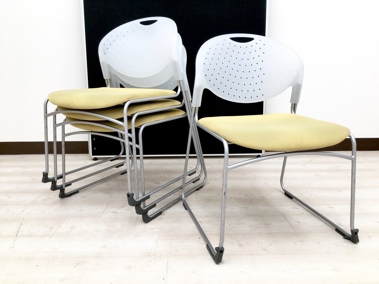 アットホームオフィスにしたいなら！マイルドなイエローがオフィスシーンにマッチング！横文字だらけですいません！【RP】
                        クリケット 
                                    中古
            