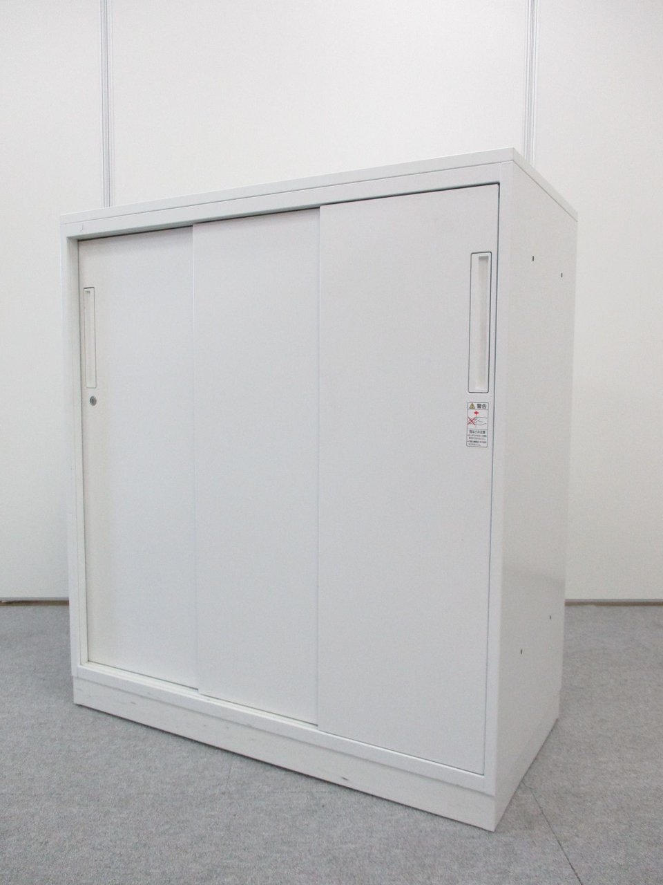 人気3枚引戸書庫シリーズの「エディア」が4台入荷!H1000の希少サイズ!省スペースに貢献の大容量3枚引戸タイプ！A4、2段収納！
                        エディア 
                                    中古
            