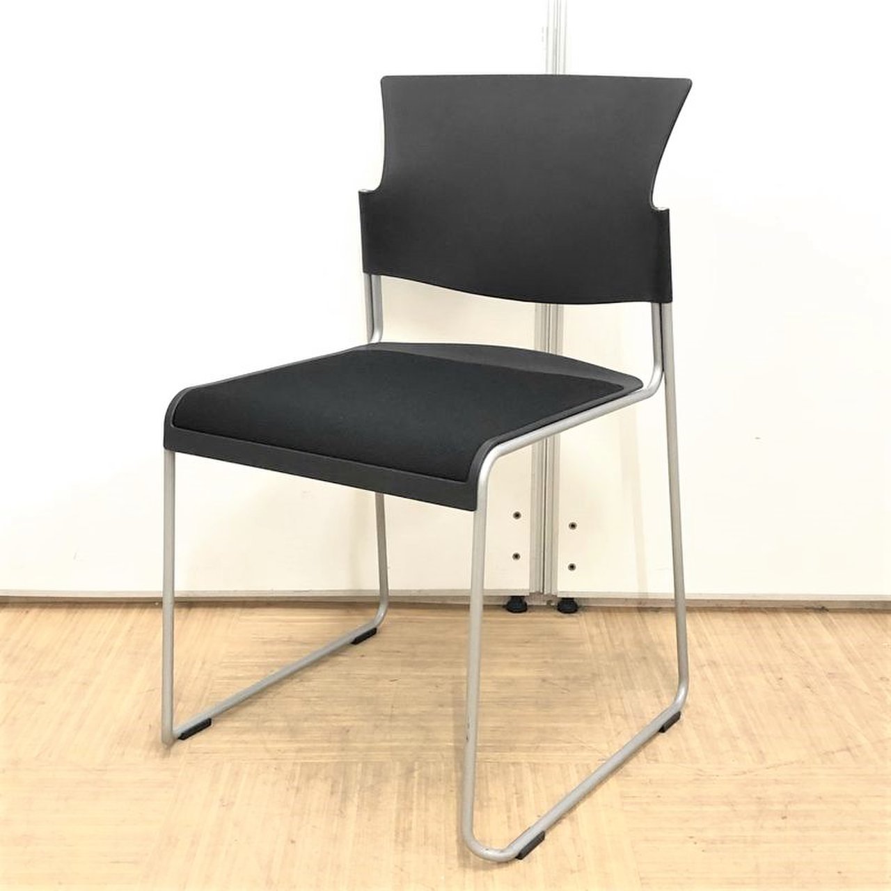 【シンプルなデザイン】どんなオフィスにもマッチするスタッキングチェア【国内メーカー品】
                        8118シリーズ
                                    中古
            