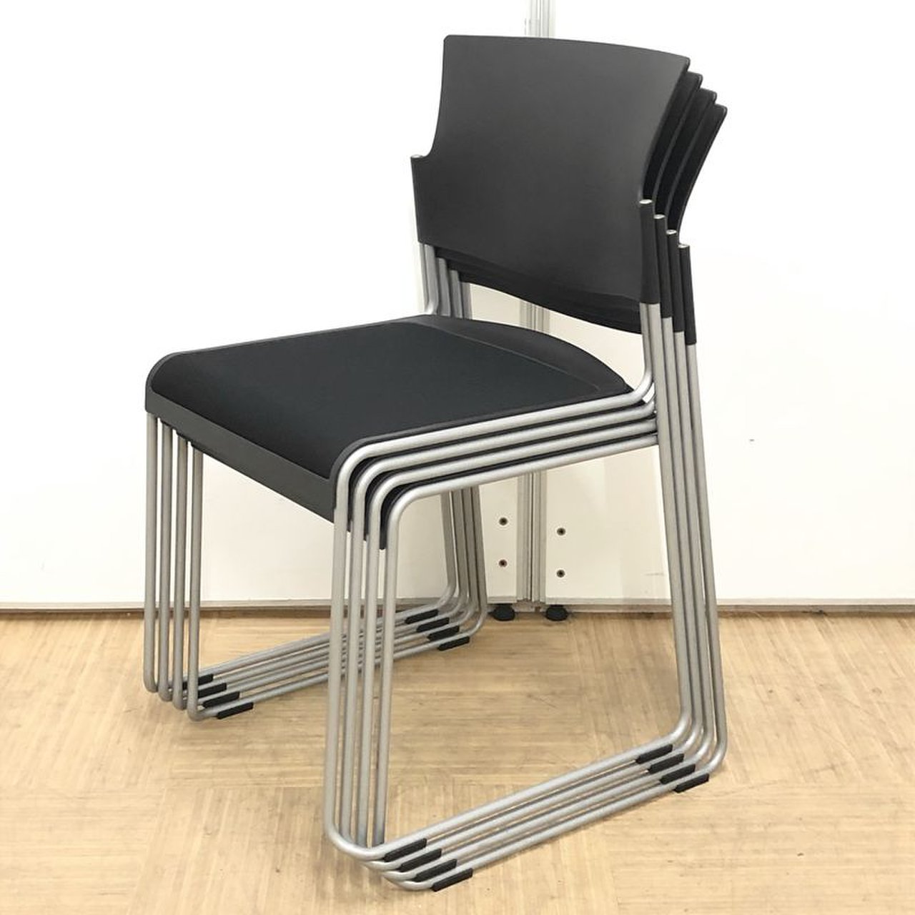 【セット購入ならお得です】国内メーカーのシンプルなスタッキングチェア4脚セット
                        8118シリーズ
                                    中古
            