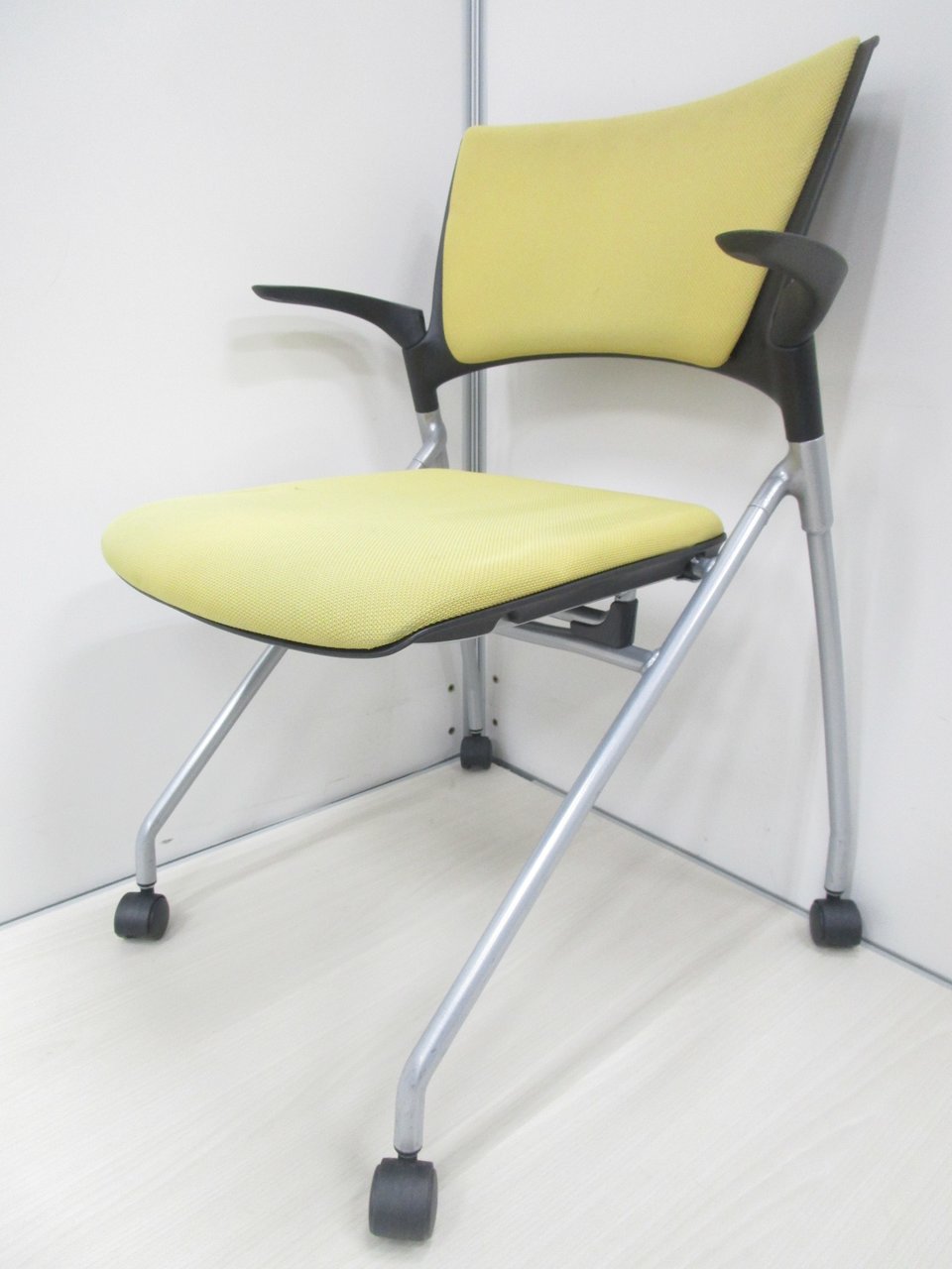 【今なら数が揃います！】
■ツボを抑えてる会議チェア！
■値段以上のかっこよさ！
                        マノス 
                                    中古
            