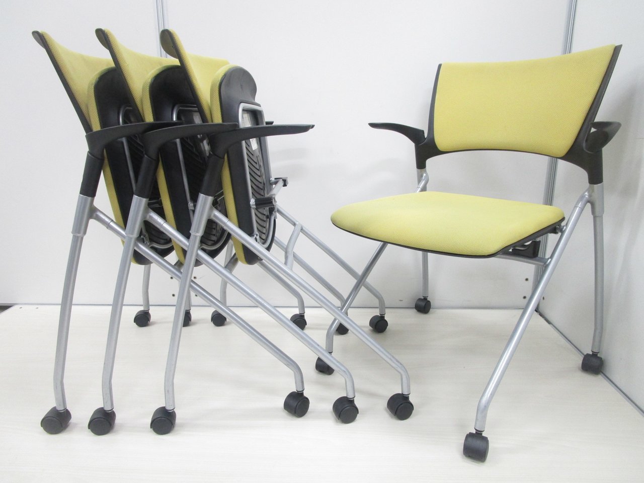 【セットで購入すると割安なんです！】
■ツボを抑えてる会議チェアの4脚セット！
■値段以上のかっこよさ！
                        マノス 
                                    中古
            