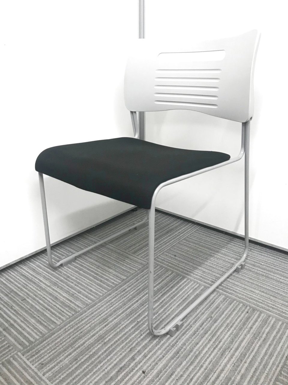 【シンプルデザイン！！】お求めやすい価格のスタッキングチェア！軽く使いやすい！
                        PMC 
                                    中古
            