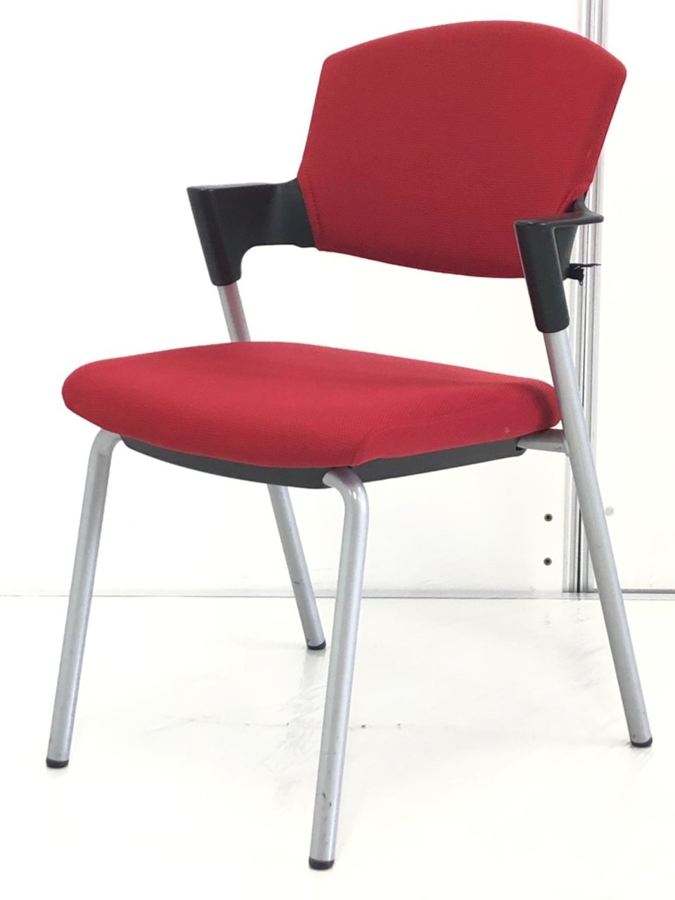 【期間限定お値引き品】
やる気MAX！燃えるようなレッドでインスピレーションあふれ出る会議に！【J】【9】
                        プロッティ（キャスターなし） 
                                    中古
            