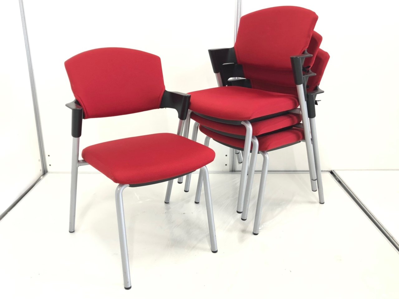 ★セット買いで割安になります♪☆
やる気MAX！燃えるようなレッドでインスピレーションあふれ出る会議に！【J】【9】
                        プロッティ（キャスターなし） 
                                    中古
            