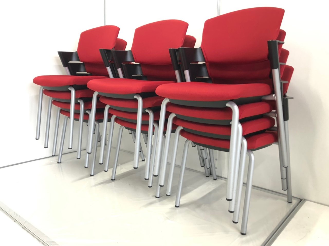 ☆立川店限定！12脚セット！★
やる気MAX！燃えるようなレッドでインスピレーションあふれ出る会議に！【J】【9】
                        プロッティ（キャスターなし） 
                                    中古
            