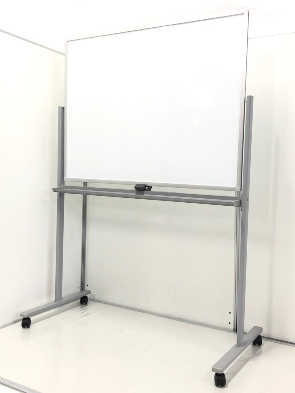 【会議には必須！】両面書ける脚付きホワイトボード！
                        　
                                    中古
            