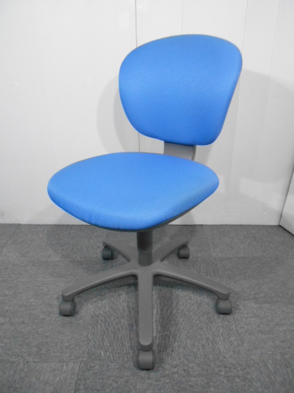 【トップメーカー品　定番チェア！！】低価格で人気！軽いので女性も楽に運べます！【関西倉庫在庫】
                        レグノ2 
                                    中古
            