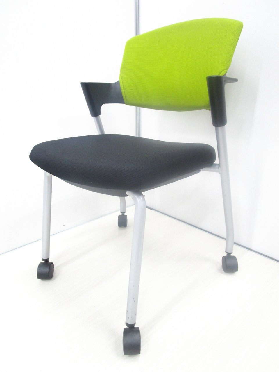 【2017年製の綺麗なチェア！】コクヨ/プロッティ【重ねて省スペース化】
                        プロッティ（キャスター付） 
                                    中古
            