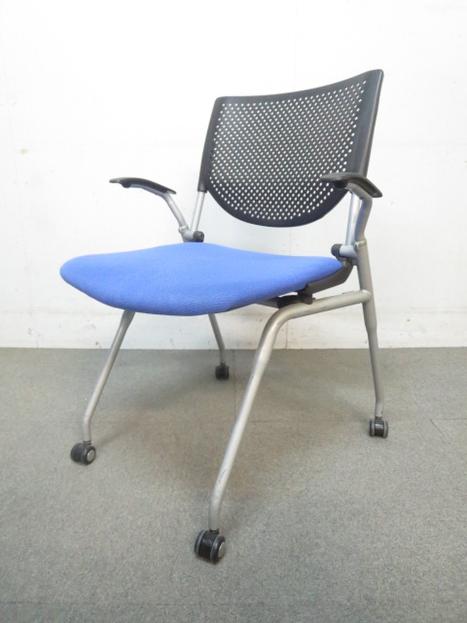 ■オカムラ製！ネスティングチェア！ブルー　■プロスタックシリーズ！肘付！キャスター付！【ラスト1点につきお買い得！】【J】
                        プロスタック 
                                    中古
            