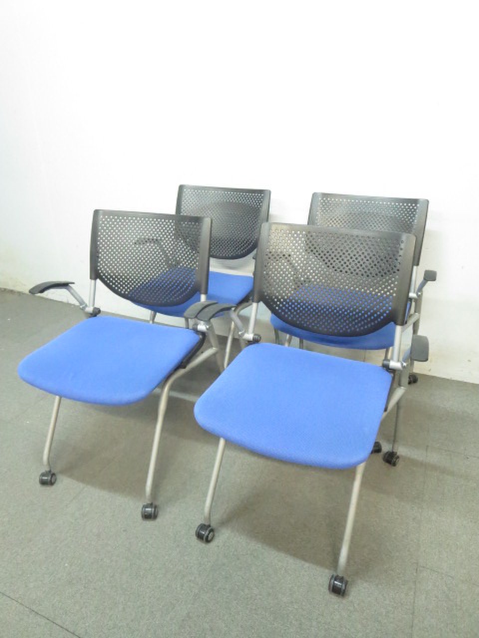 【4脚セット！】オカムラ製！ネスティングチェア！プロスタック！【鮮やかなブルー！】
                        プロスタック 
                                    中古
            