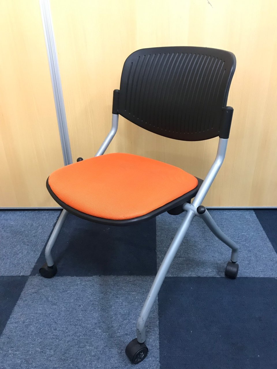 【明るい色で休憩スペースにピッタリ】座面を上げて収納が可能なネスティングチェアです。
                        その他シリーズ
                                    中古
            