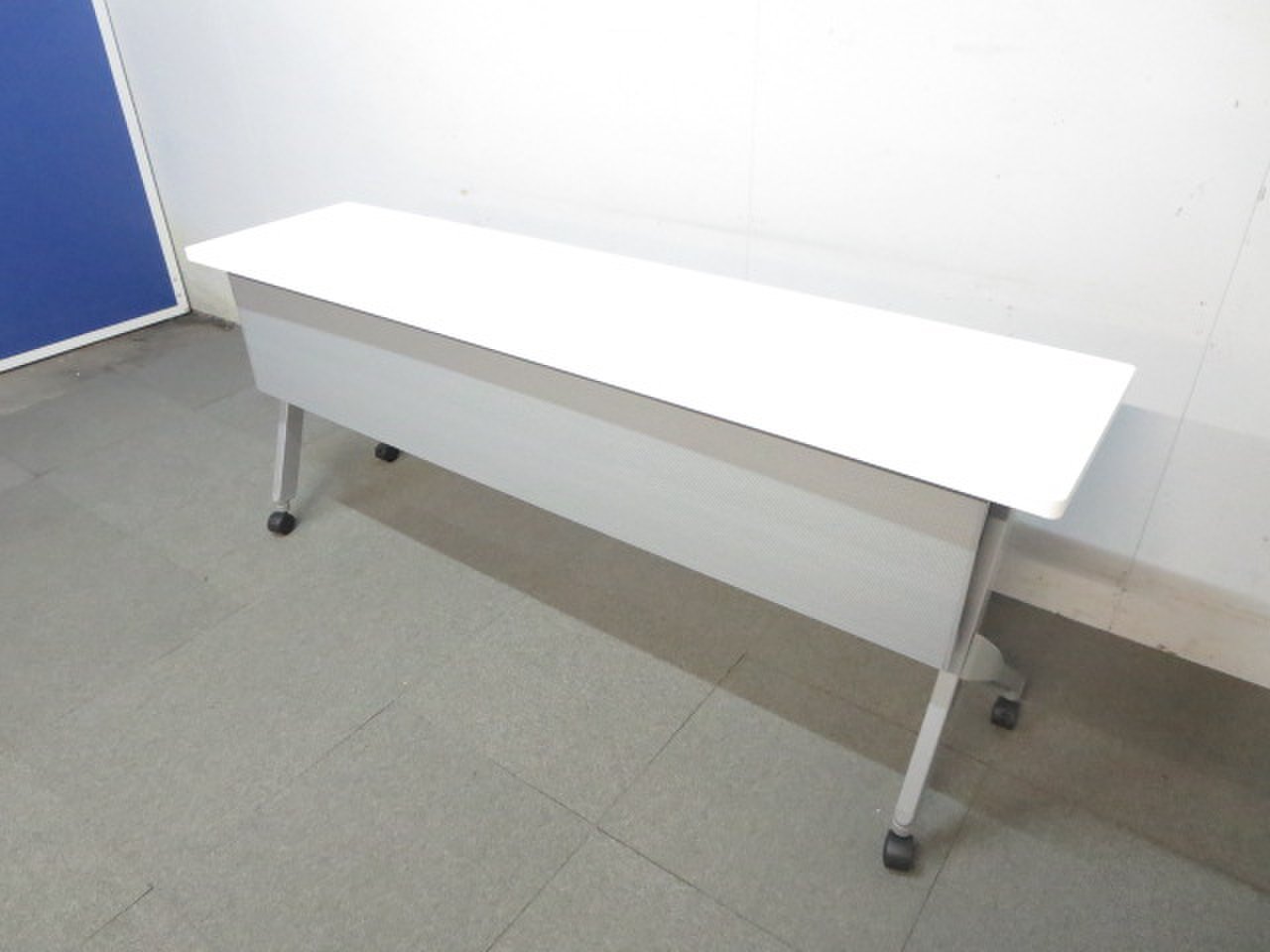 【清潔感あるホワイト！！】
■大量8台入荷オカムラ製サイドフォールドテーブル
                        フラプター 
                                    中古
            