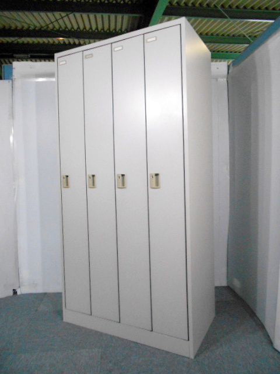 何かと勝手の良いサイズです！｜4人用ロッカー｜オカムラ｜ニューグレー【関西倉庫在庫】
                        FZ
                                    中古
            