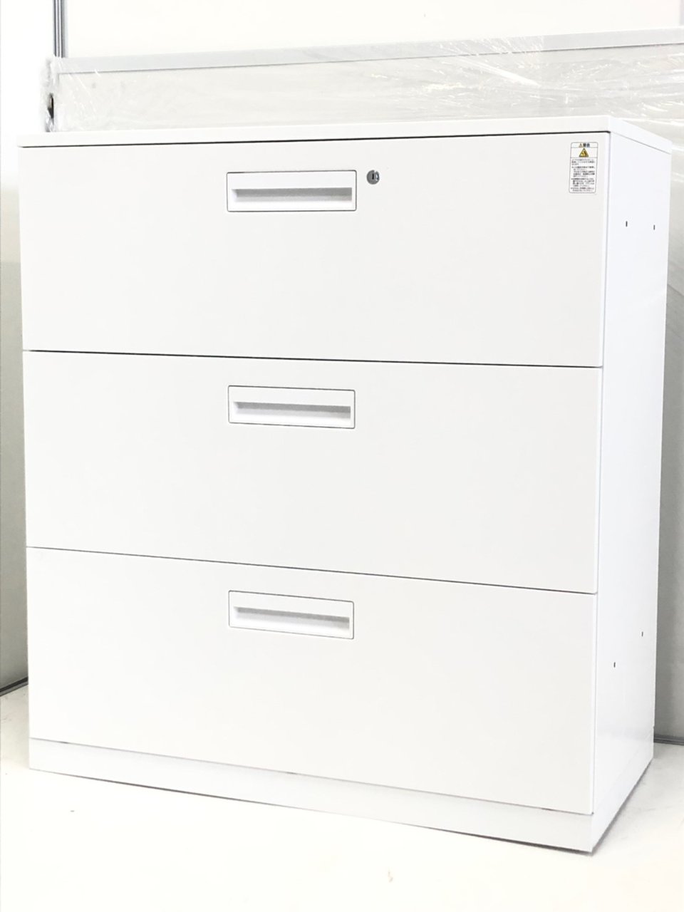 通常よりもちょっと小さい、高さ990mm！
でも収納力は抜群の3段引出タイプ！
                        エディア 
                                    中古
            