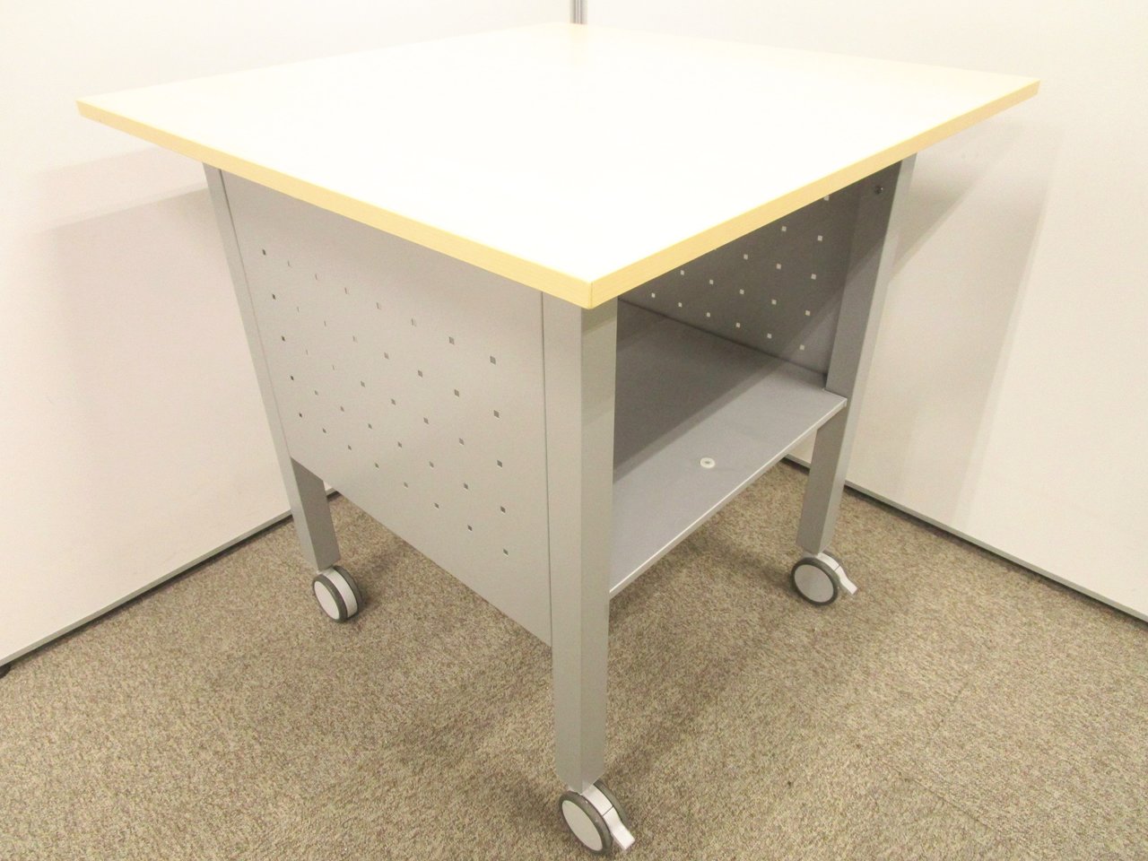 【レア商品！】シェルフワゴンが1台限定入荷！キャスター付きですので移動も簡単！
                        その他シリーズ
                                    中古
            