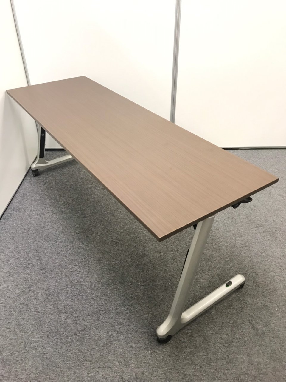 【単品セール】サイドスタックテーブル｜W1800mm｜木目調 天板｜キャスター付きの折り畳みテーブル
                        その他シリーズ
                                    中古
            