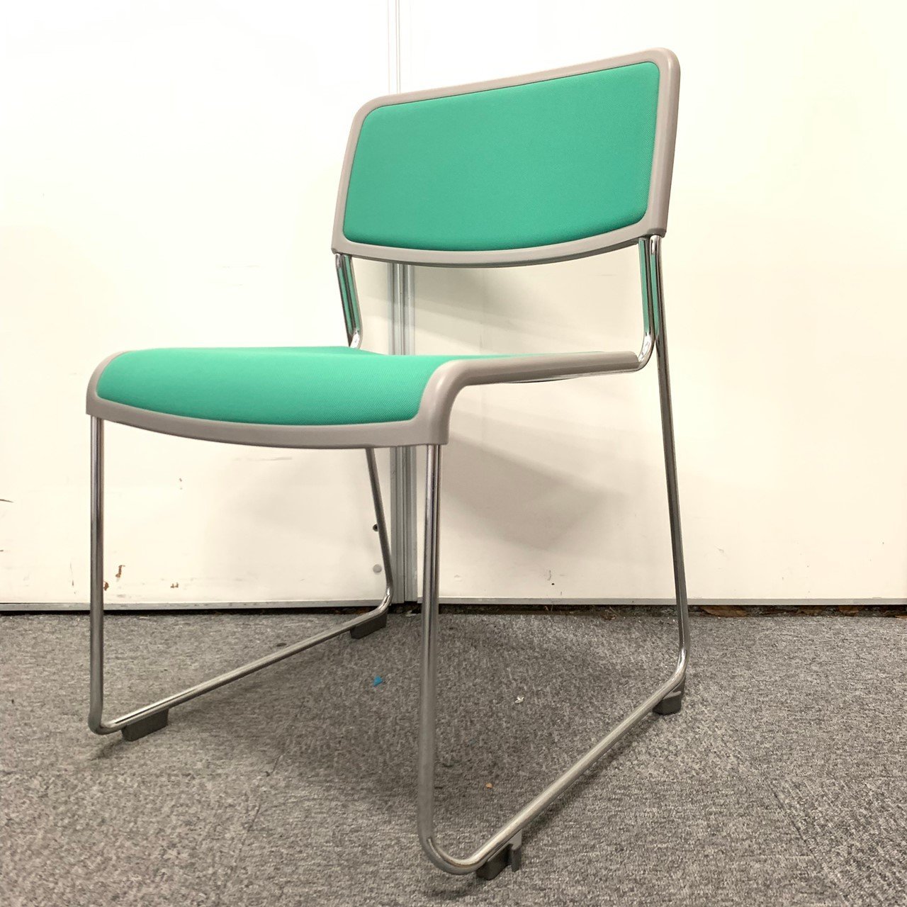 鮮やかなグリーン☆　軽量で重ねて収納が可能！！　【限定８脚！】
                        その他シリーズ
                                    中古
            