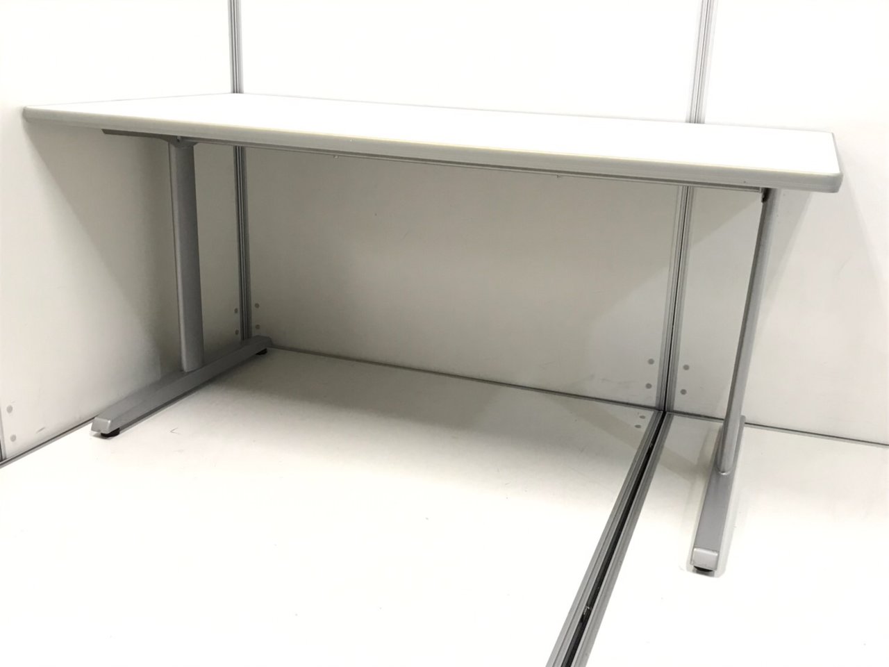 【使いやすいサイズ感！】
あらゆるシーンで大活躍！
２～４名様向けのテーブルです！
                        その他シリーズ
                                    中古
            