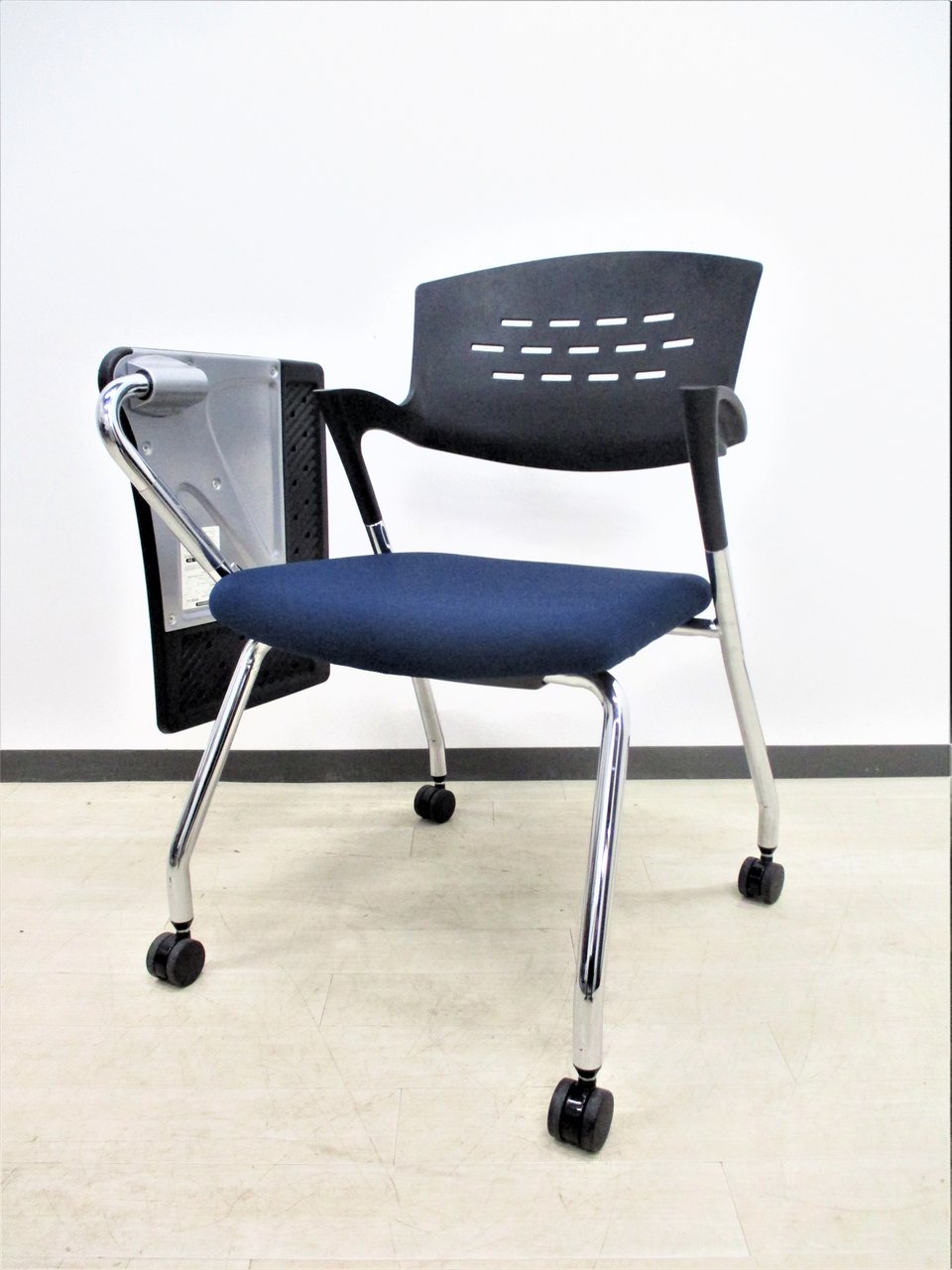 【定価7万！倉庫にもあるので数揃います！】希少なテーブル付きスタッキングチェア！セミナー等に！
                        カクタス 
                                    中古
            