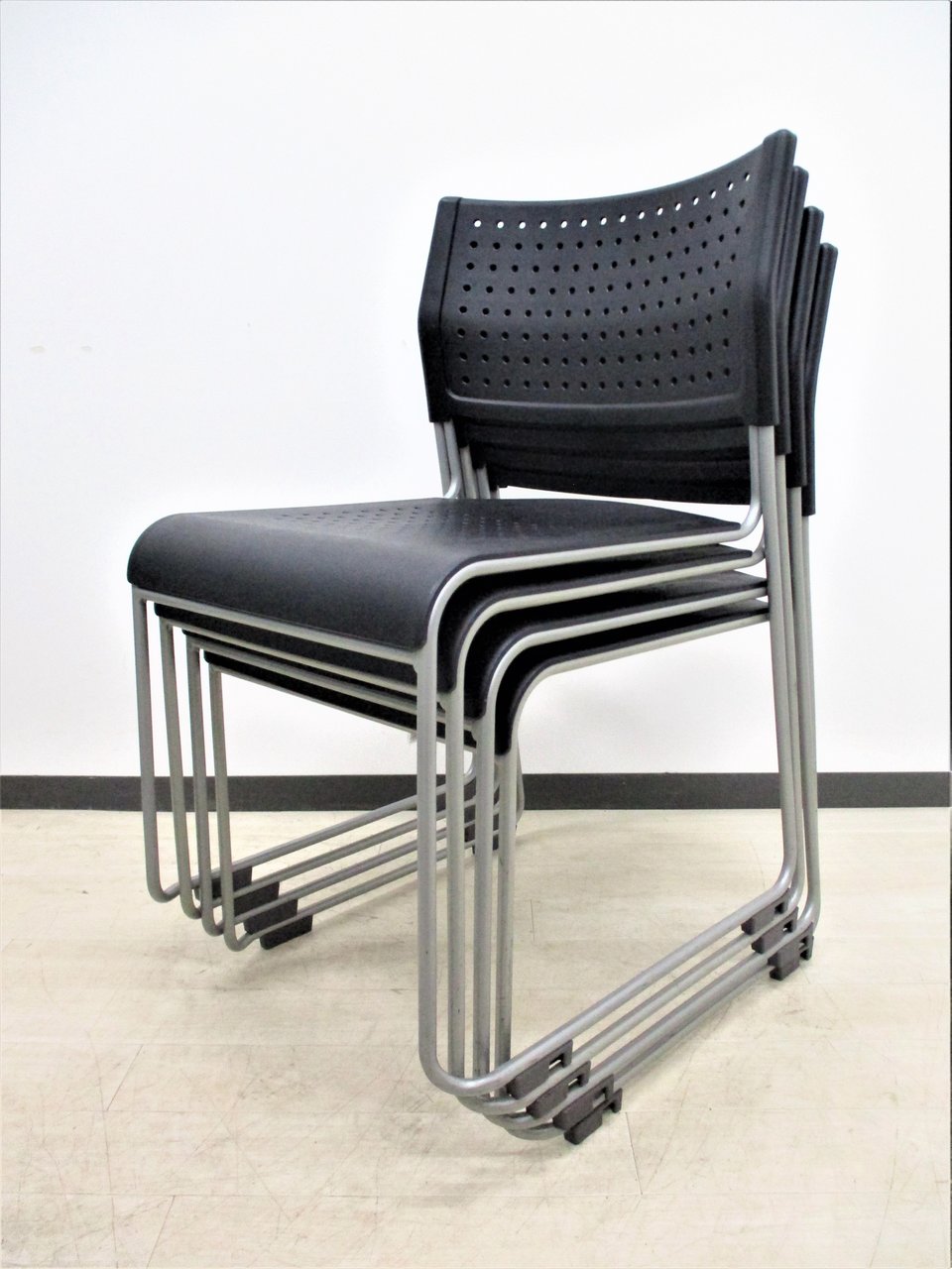 【４脚セット！】コスパの良いスタッキングチェア！
                        ー
                                    中古
            