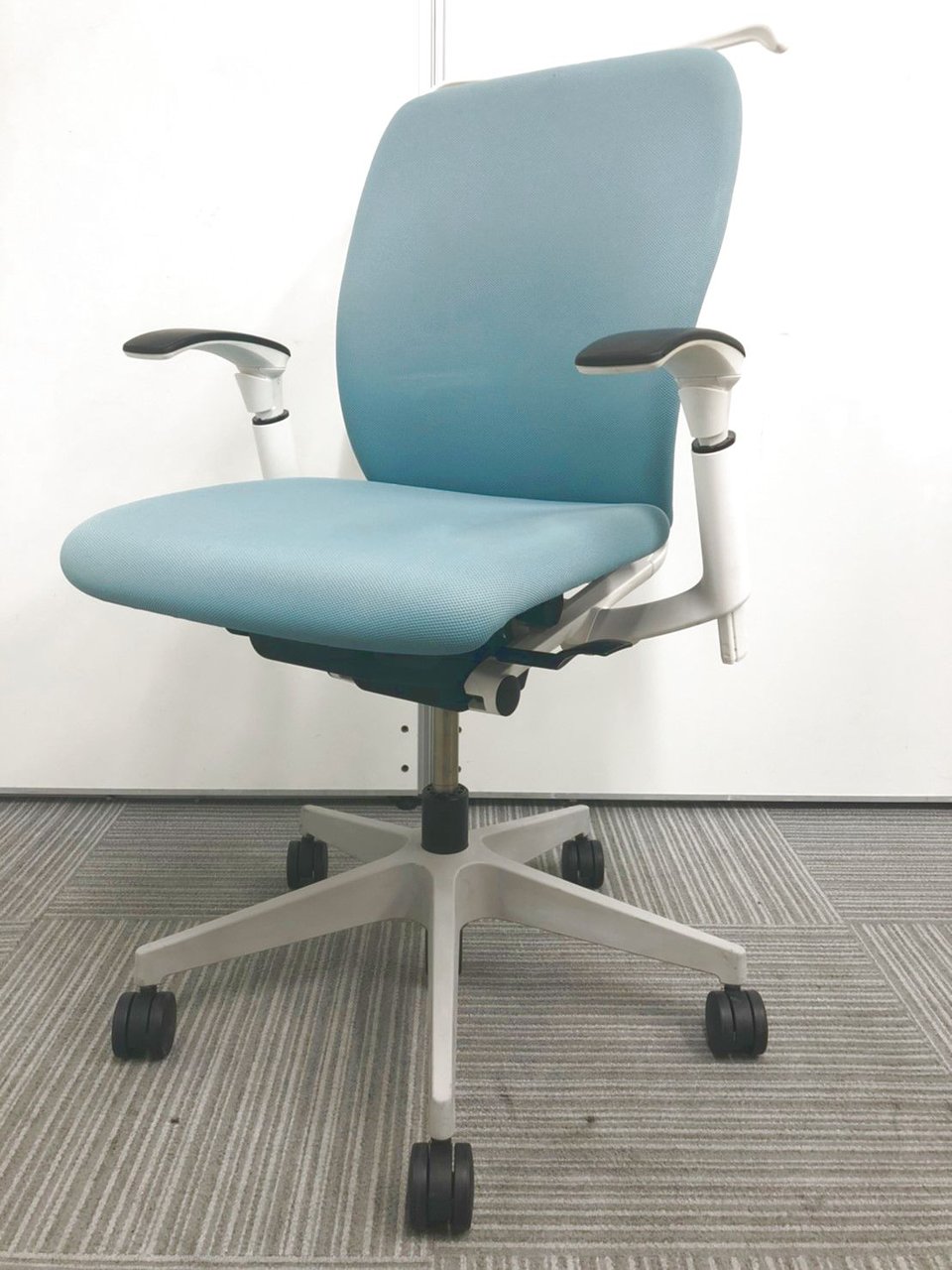 【クリーニング済】状態良好で鮮やかなブルーカラーのチェアが4脚入荷！
                        フルゴ 
                                    中古
            