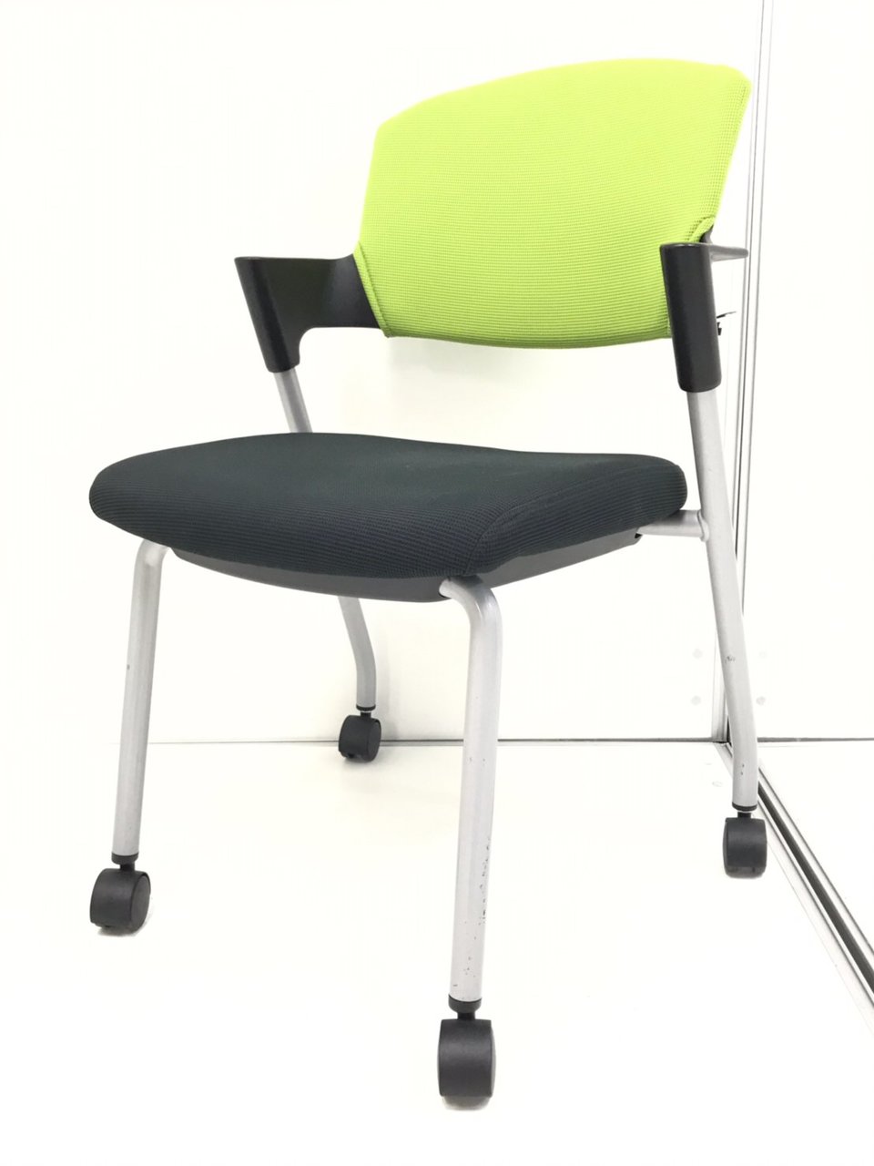 【12脚まとまります！】軽やかなライトグリーンカラー！キャスター付きですので移動も簡単でどなたにもオススメです。
                        プロッティ（キャスター付） 
                                    中古
            