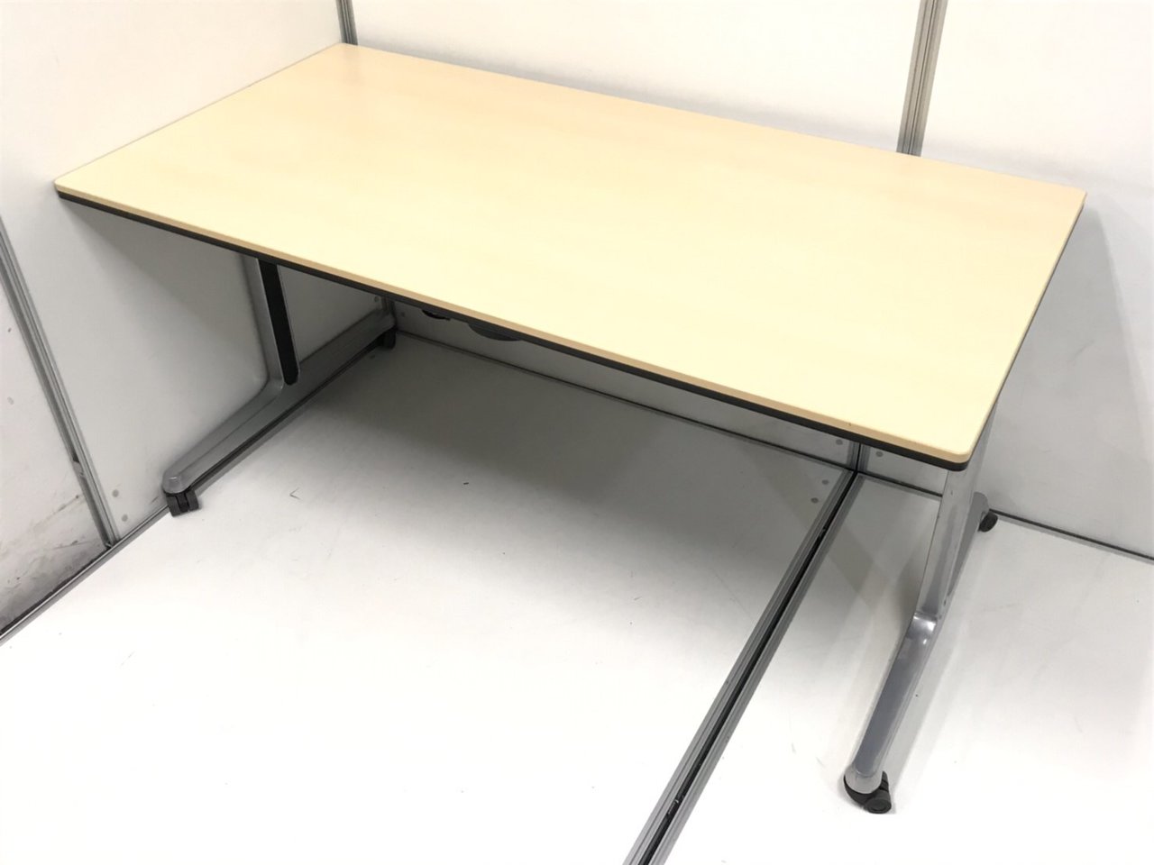 【使いやすいサイドスタックテーブル入荷！】キャスター付き・折り畳み可能でどんなシーンでも！
                        インターアクト MT 
                                    中古
            